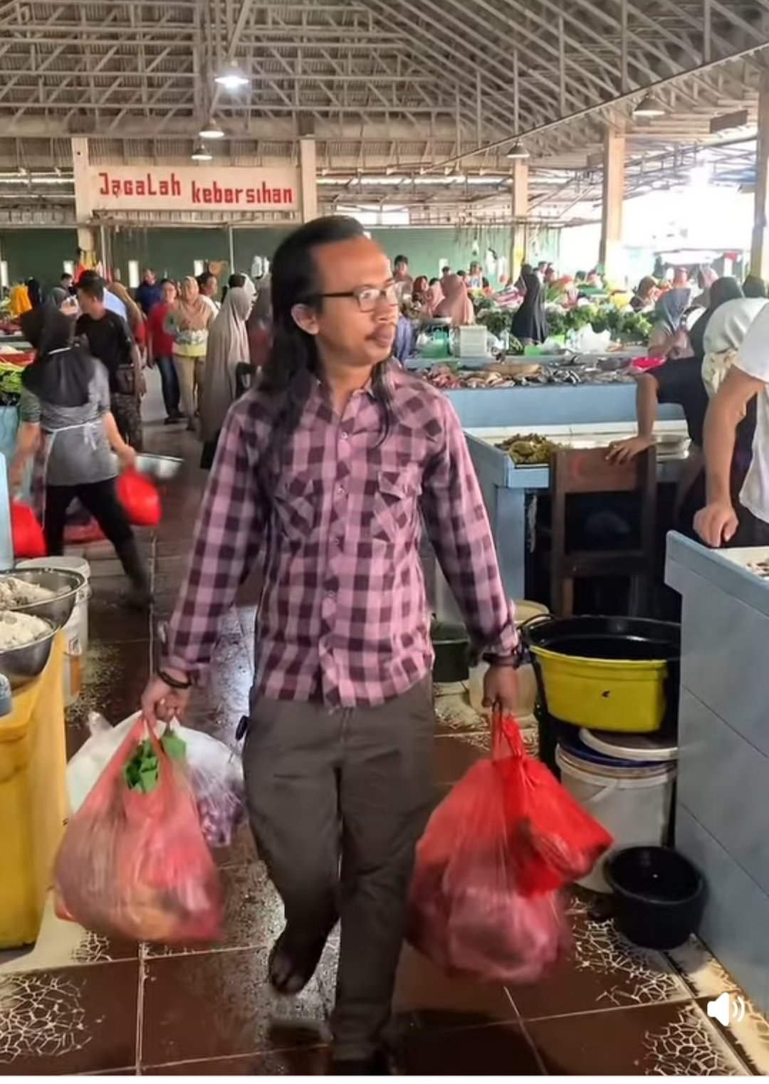 Foto: Masyarakat sedang bebelanja di Pasar Higenis Air Ruai