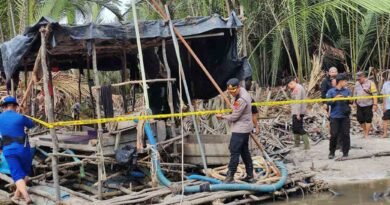 Polres Bangka Bersama Instansi Gabungan Lakukan Penertiban Tambang Ilegal di Jade Bahrin, Polres Bangka Pasangan Police Line di Ponton